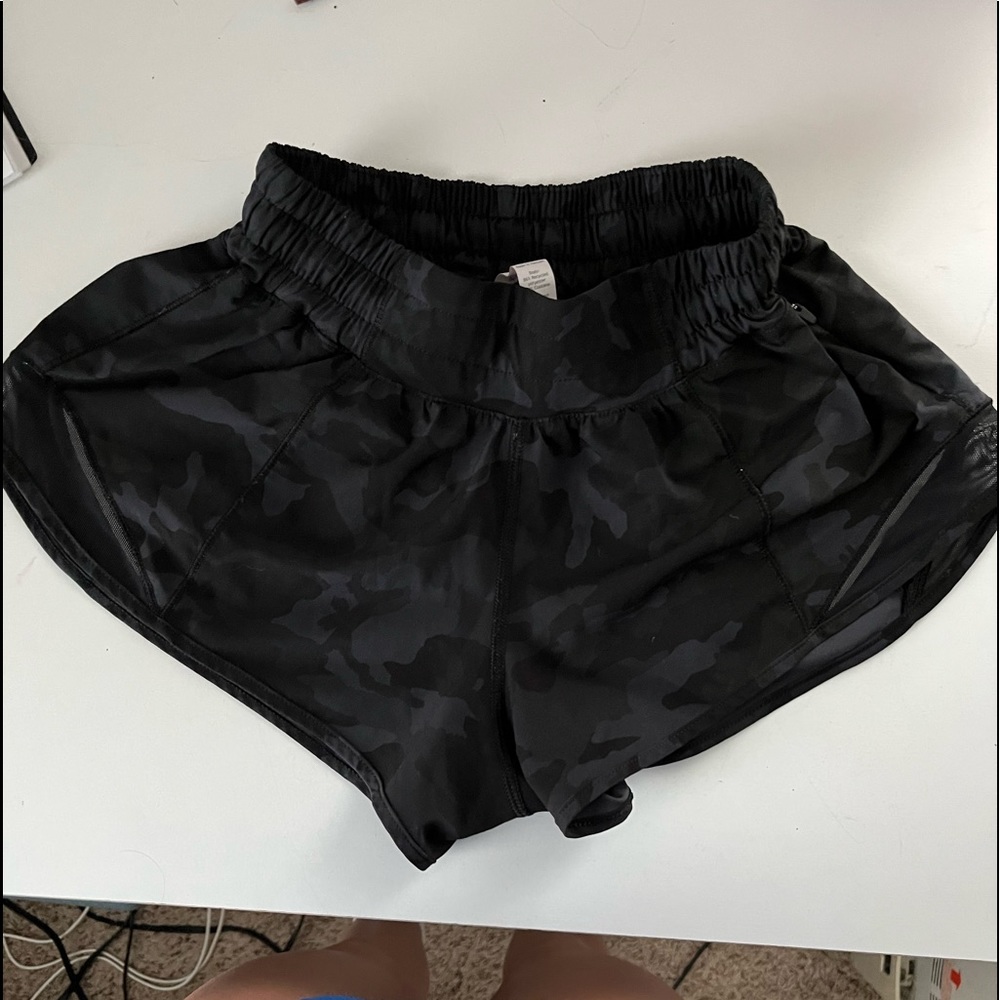 lululemon hotty hot shorts-black camo